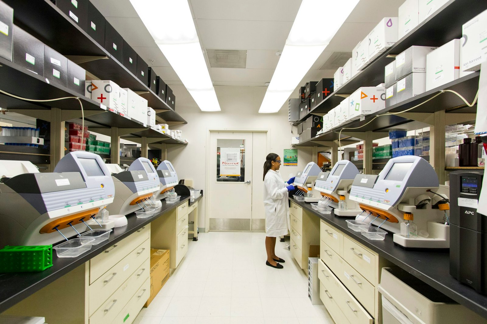 Hospital laboratory design with analyser benches